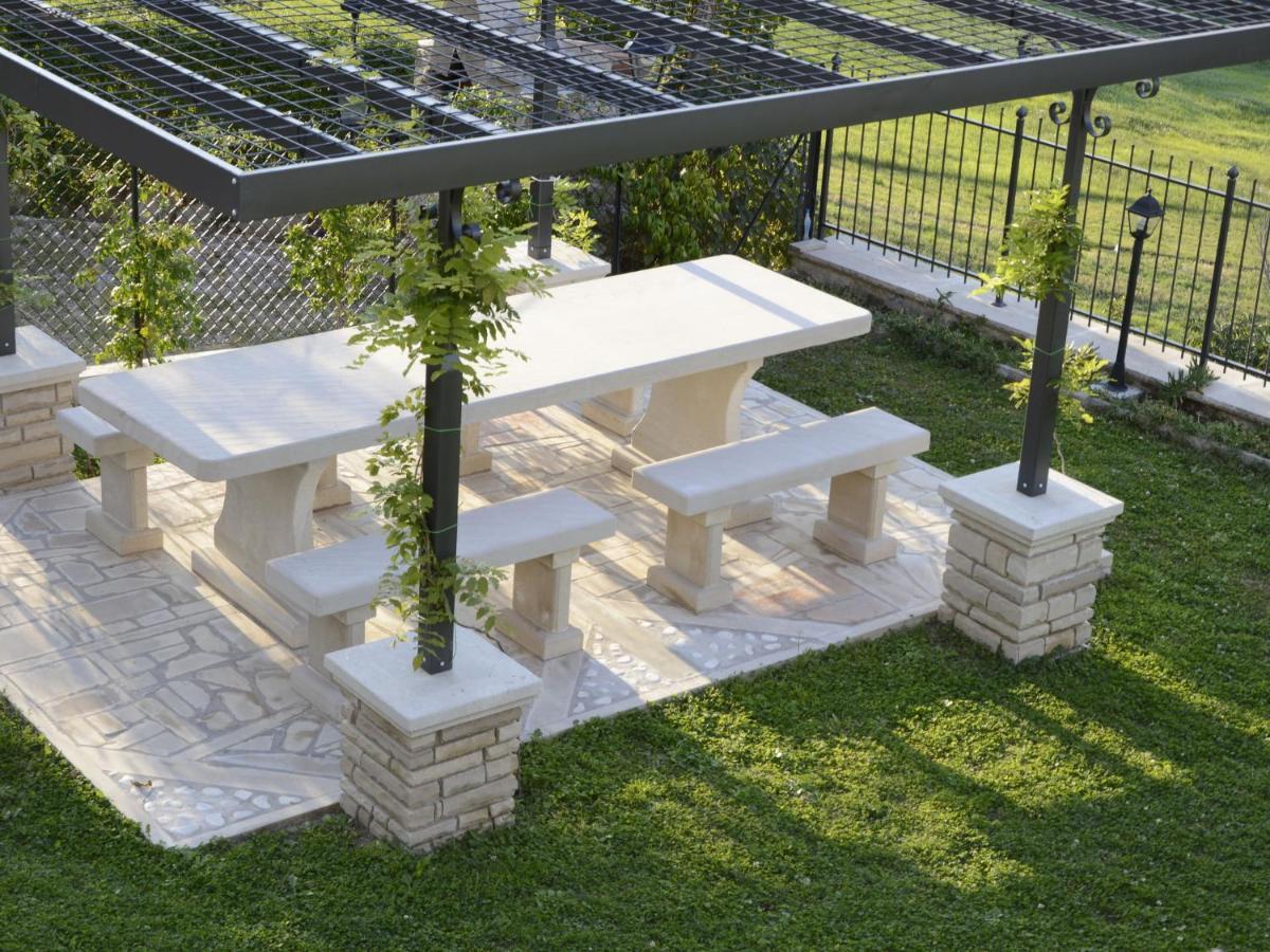 Belvilla By Oyo Graceful Apartment With Garden Petrella Guidi エクステリア 写真